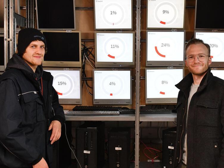 Matthias Juchum (rechts) und sein Mitarbeiter Kevin Zibert beschäftigen sich in der Werkstatt mit der Löschung von digitalen Daten.